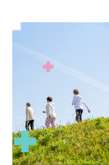 青空の下で、健康的にウォーキングをする様子