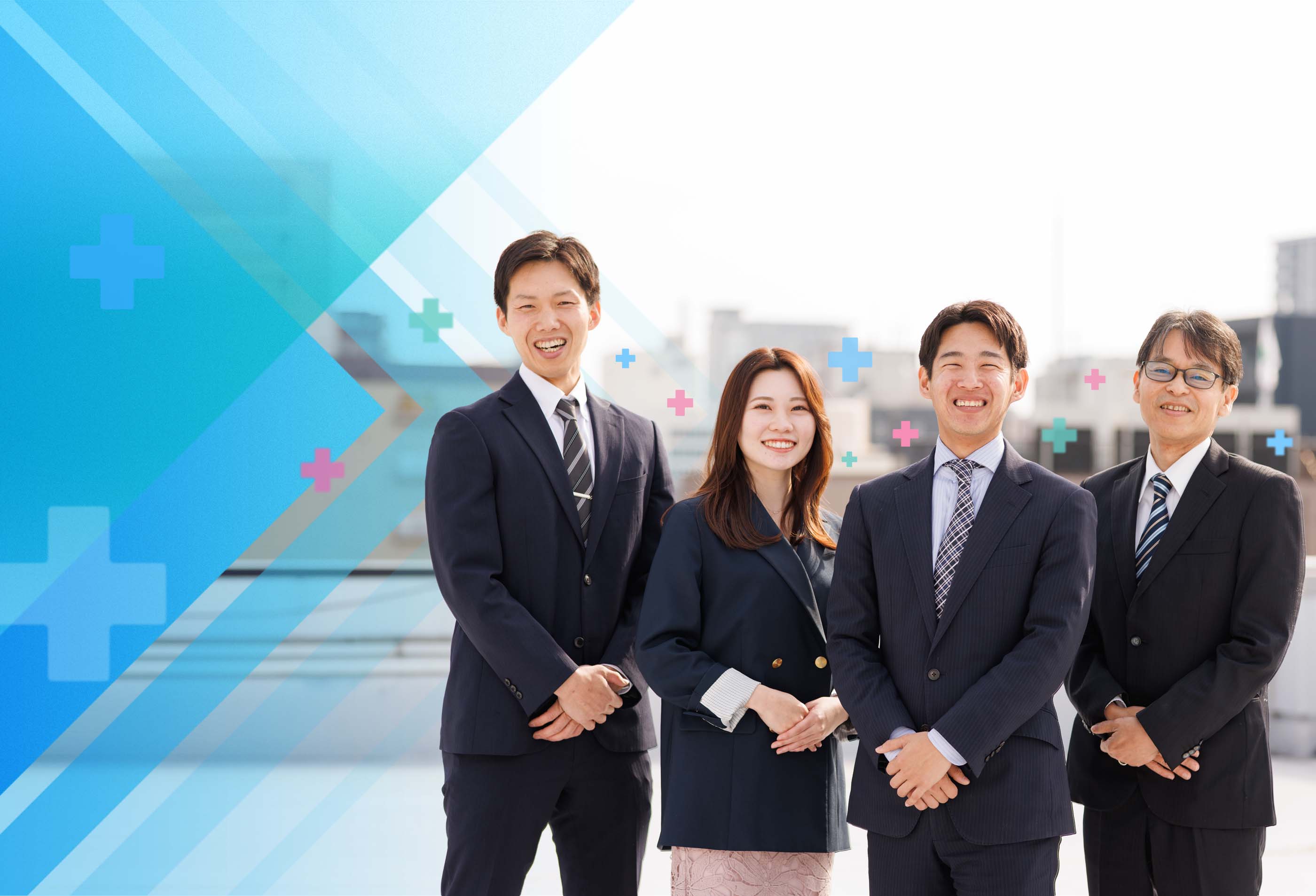 社員四名が並び、笑顔で正面を見ている様子